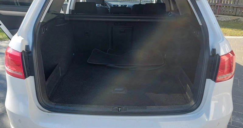 Volkswagen Passat cena 24500 przebieg: 299000, rok produkcji 2013 z Zambrów małe 121